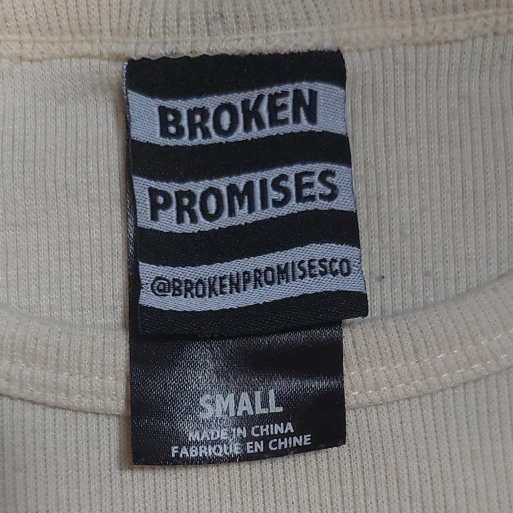 Broken Promises Cream Crop Top T-Shirt Women's Small Zumiez - Picture 2 of 2